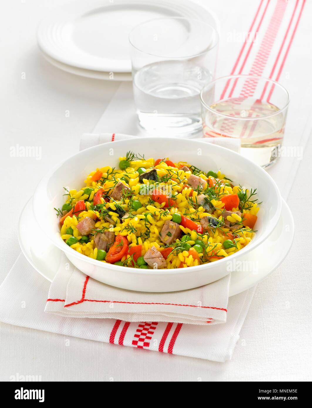 Risotto mit Safran, Fleisch und Gemüse Stockfoto