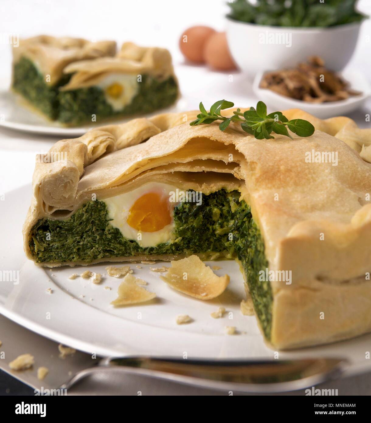 Torta pasqualina (würzige Ostern Kuchen mit Ei, Italien) Stockfoto