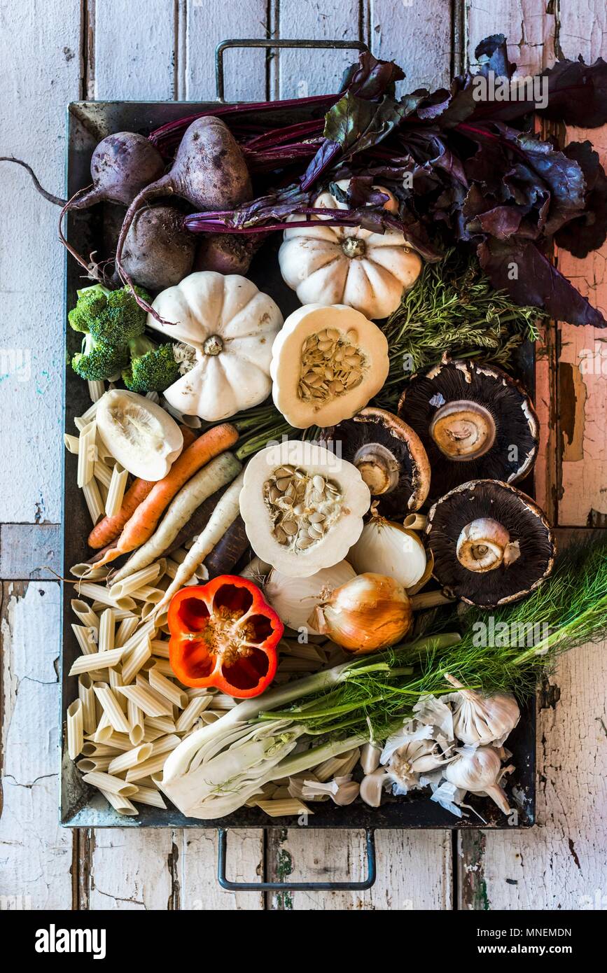 Suppe Zutaten (Gemüse, Nudeln und Pilze) Stockfoto