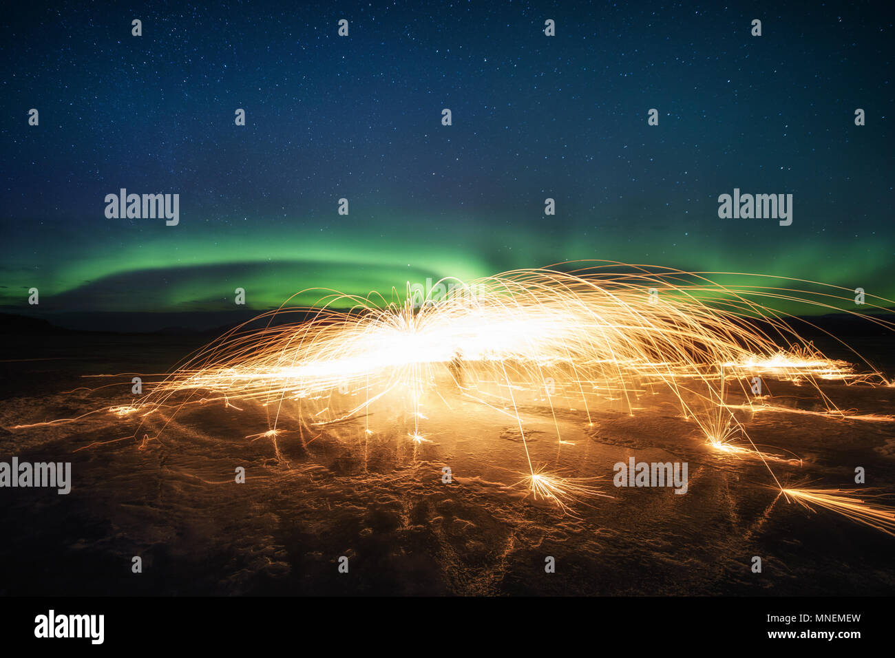 Stahlwolle Fotografie aurora Polarlichter Yukon frozen lake Night Sky Stars Stockfoto