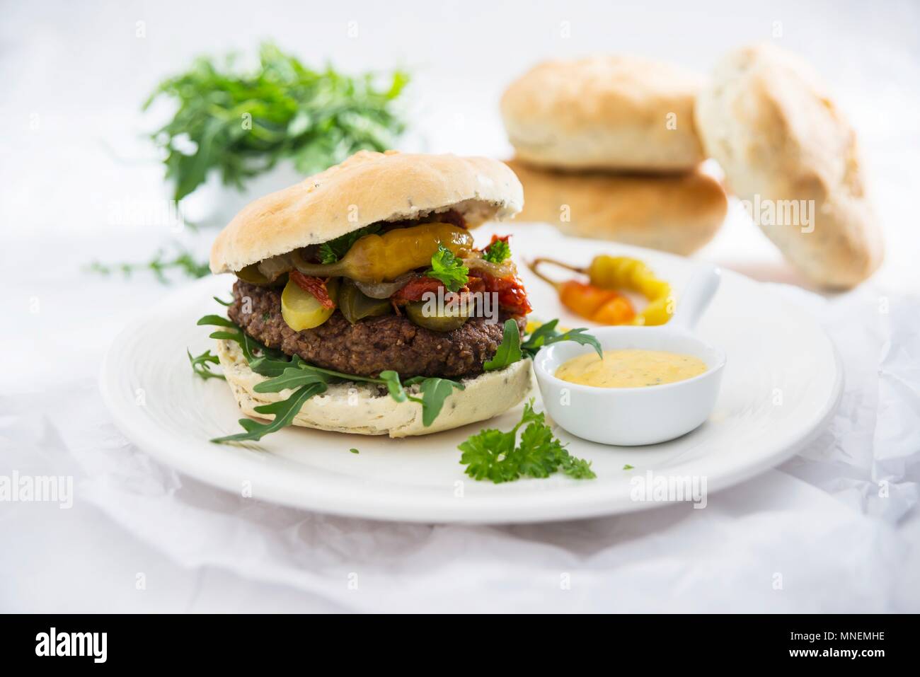 Vegane Burger mit Chia Brötchen und ein Schwede und Bean Patty Stockfoto