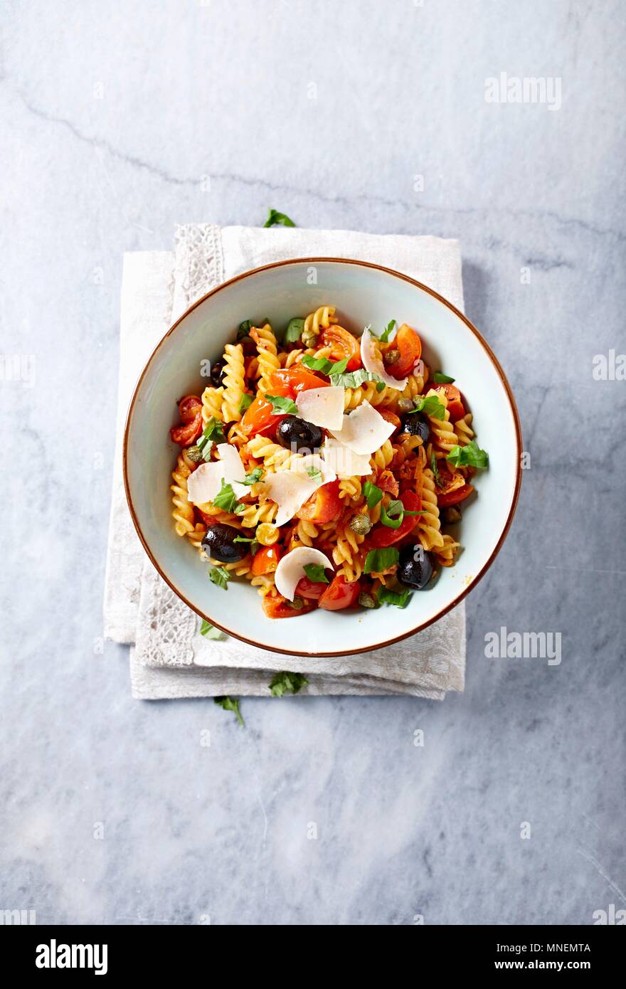 Pasta mit Pancetta, schwarze Oliven andcherry Tomaten Stockfoto