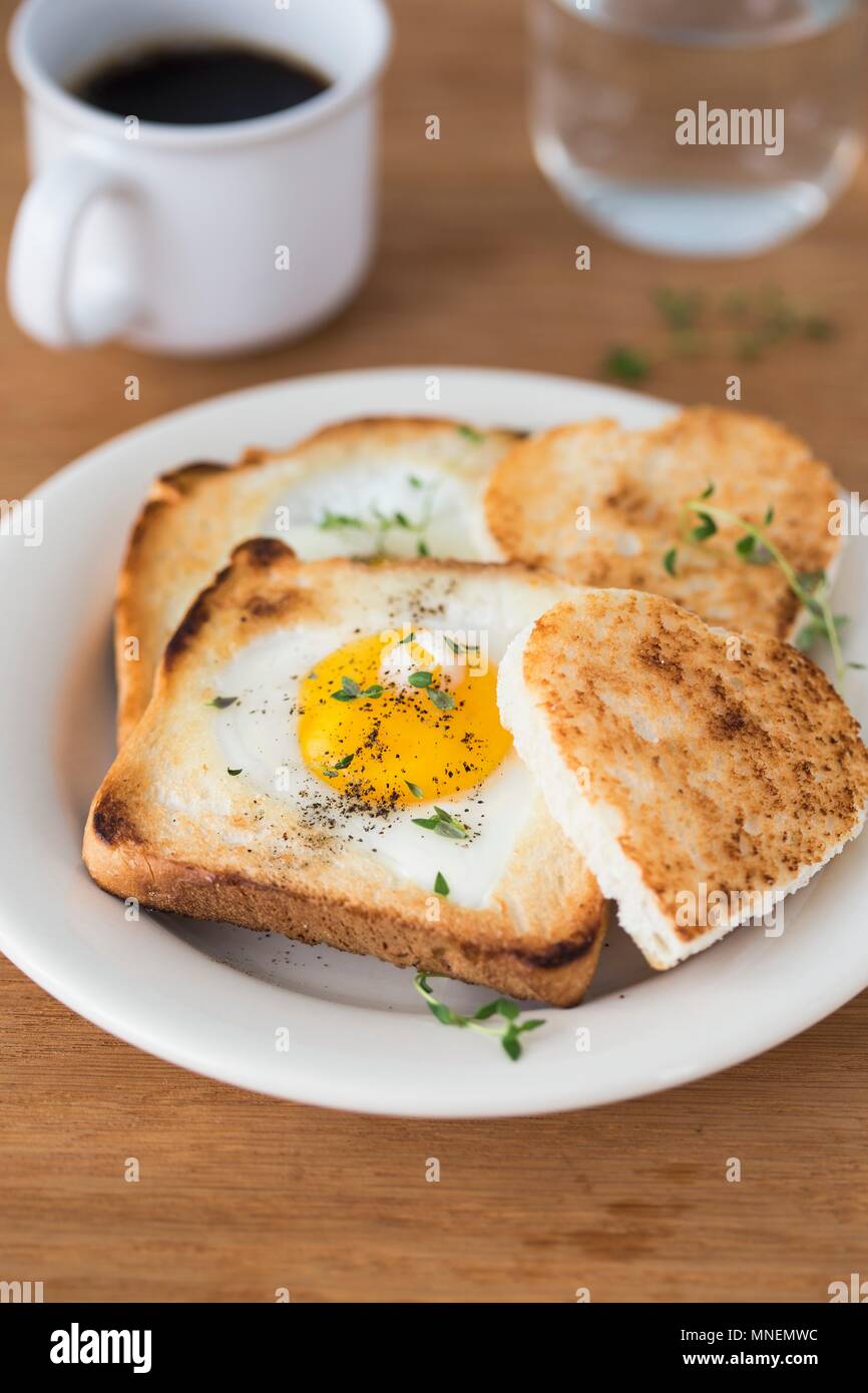 Eine herzförmige Spiegelei in einer Scheibe Toast Stockfoto