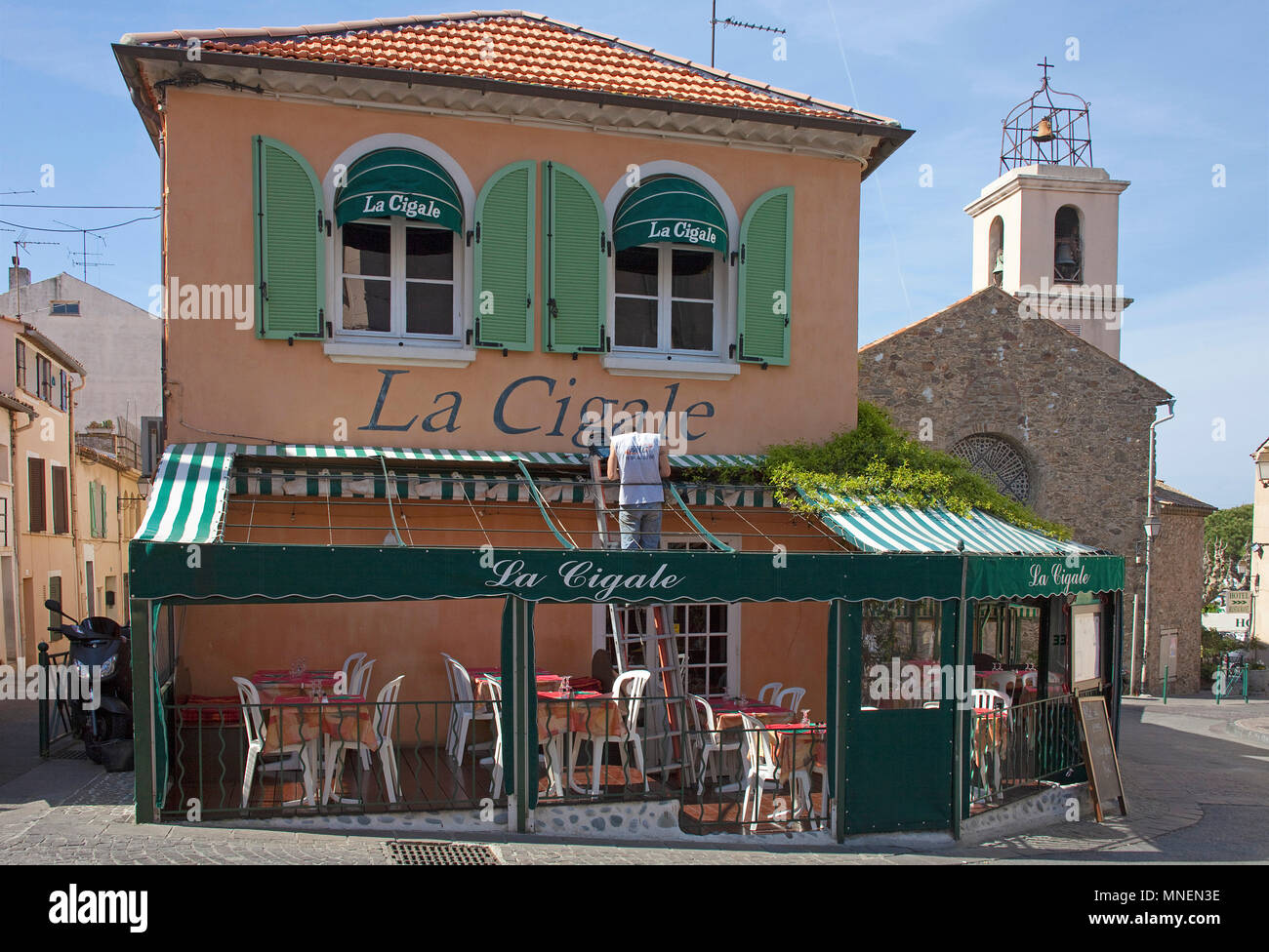 La Cigale, kleines Restaurant neben der Kirche von Roquebrune-sur-Argens, Cote d'Azur, Départements Var, Provence-Alpes-Côte d'Azur, Südfrankreich, Frankreich, Europa Stockfoto