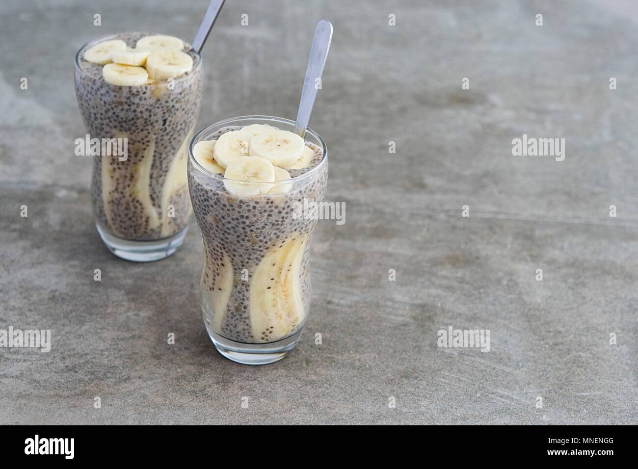 Chia Pudding mit Bananenscheiben Stockfoto