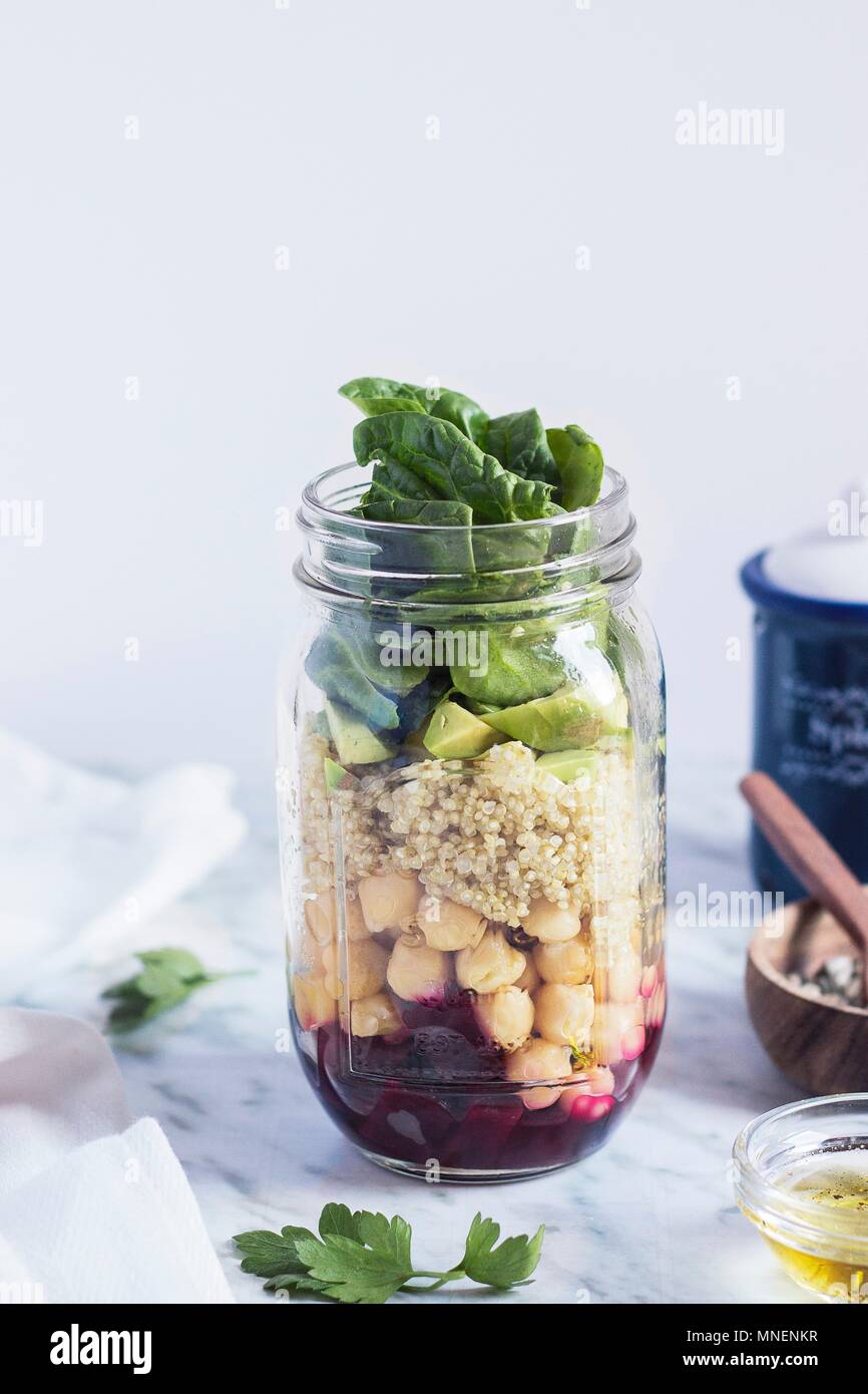 2-in-1-Salat mit Quinoa und Gemüse im Glas Stockfoto