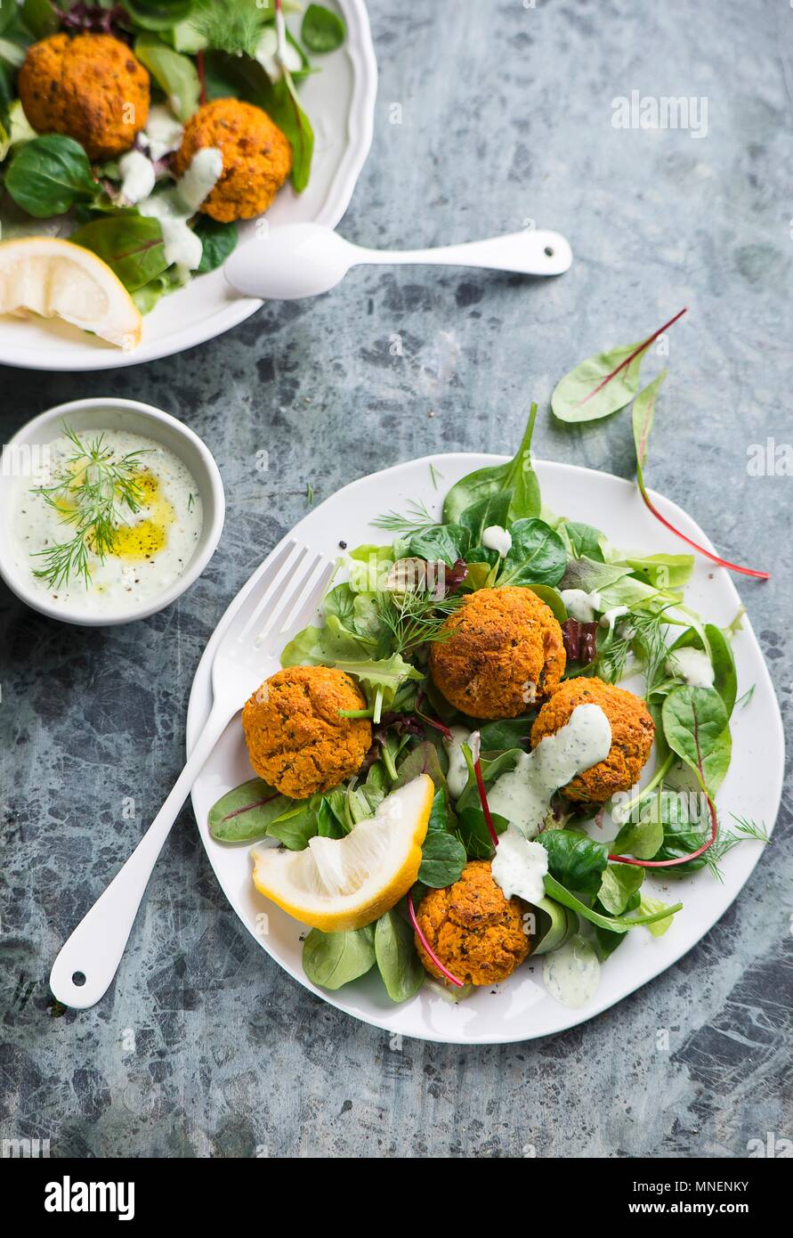 Falafel mit Salat Stockfoto