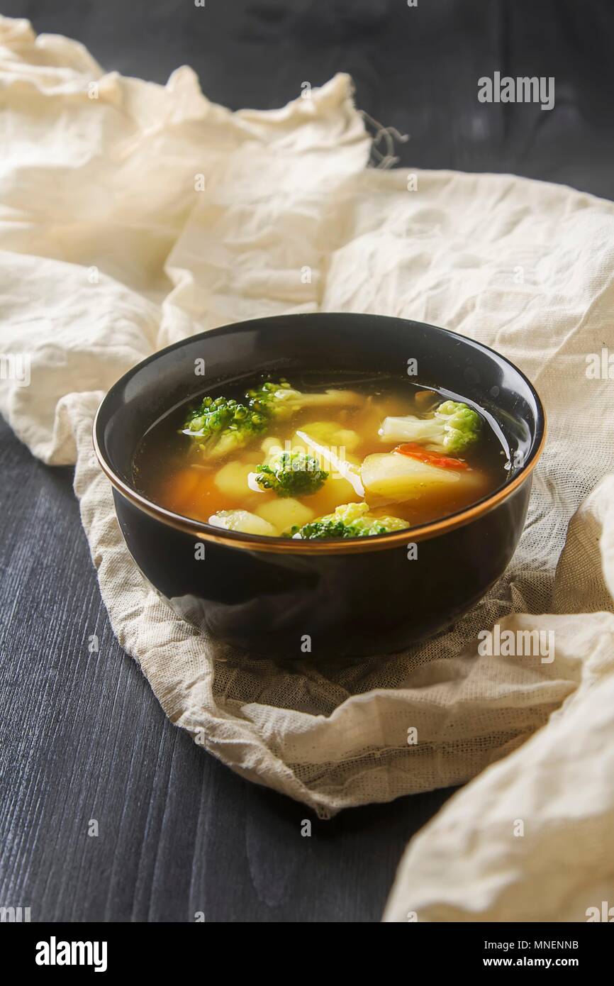 Eine vegetarische Suppe mit Blumenkohl, Brokkoli und Möhren Stockfoto