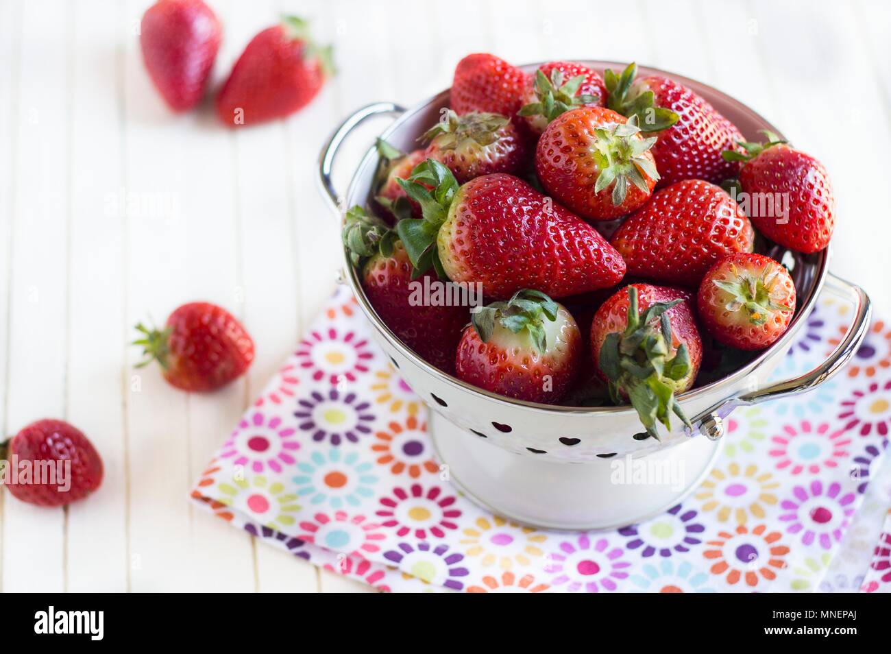 Frische Erdbeeren in ein Sieb Emaille Stockfoto