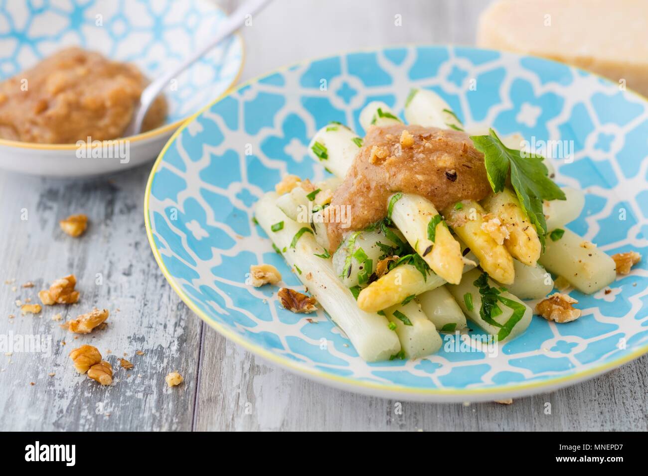 Spargel mit Walnuss pesto Stockfoto