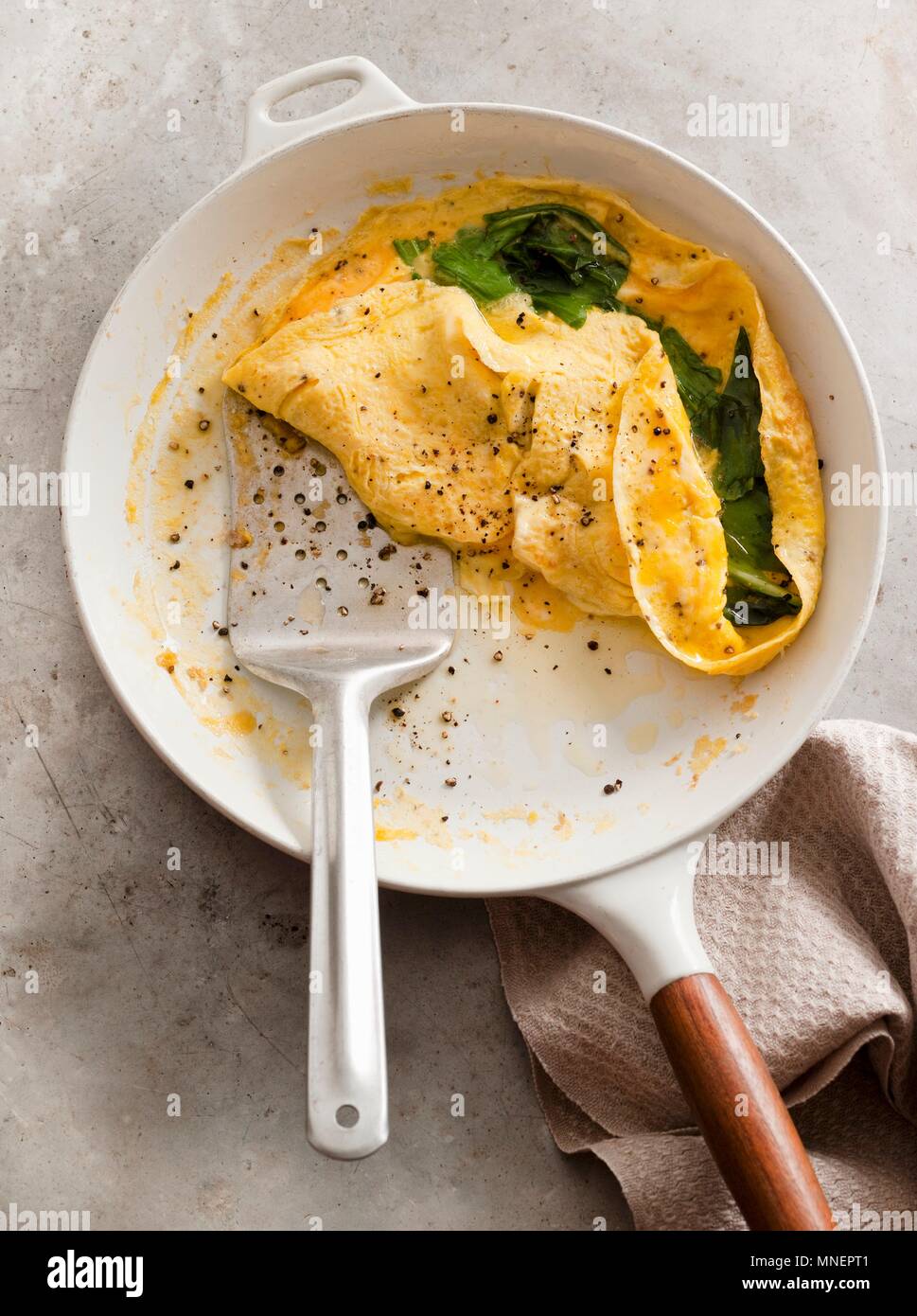 Ein Spinat Omelette in der Pfanne Stockfoto