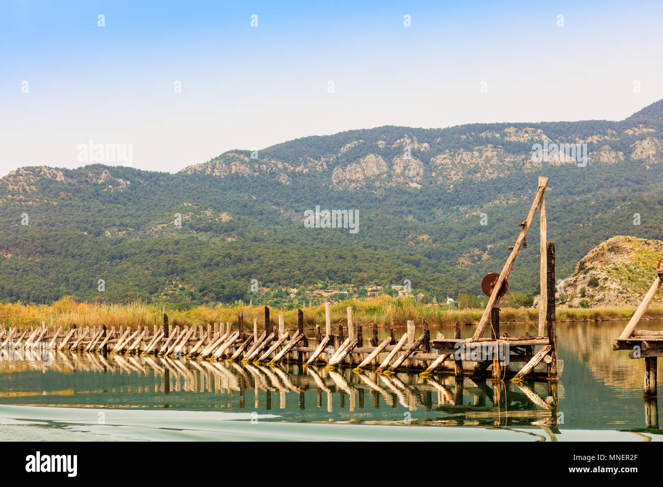 Alte Fischerdorf Wehr und Tor auf Fluß Dalyan in der Türkei. Stockfoto