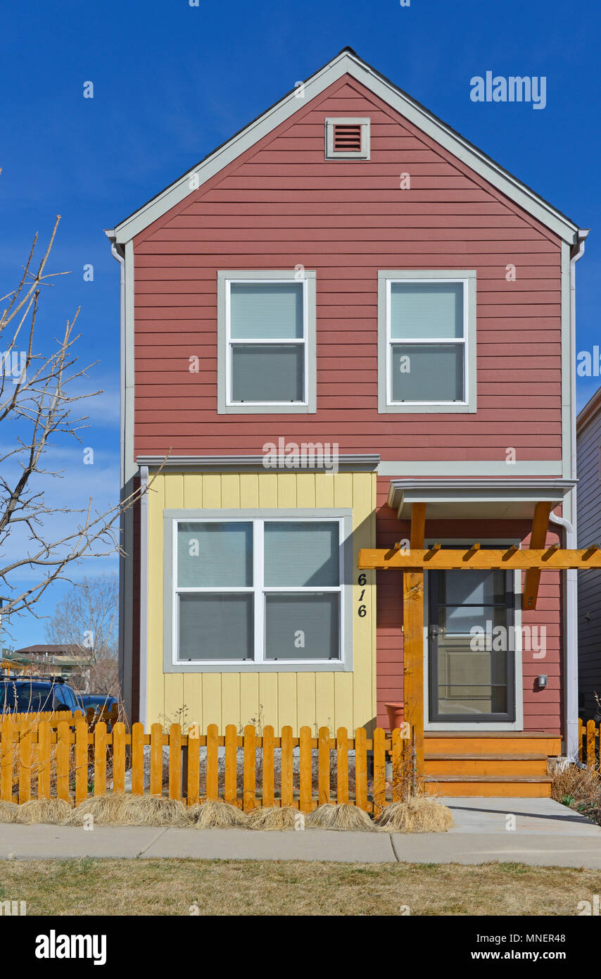 Urlaub Nachbarschaft Projekt, mit der Darstellung eines einzigen freistehendes Stadthaus in verschiedenen Farben bemalt, Boulder, Colorado, USA Stockfoto