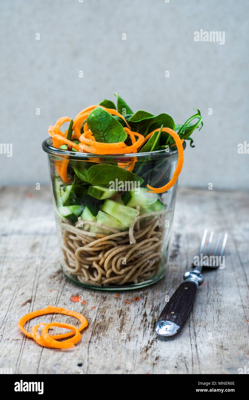 Spaghetti mit Gurken und Spinat in einem Glas Stockfoto