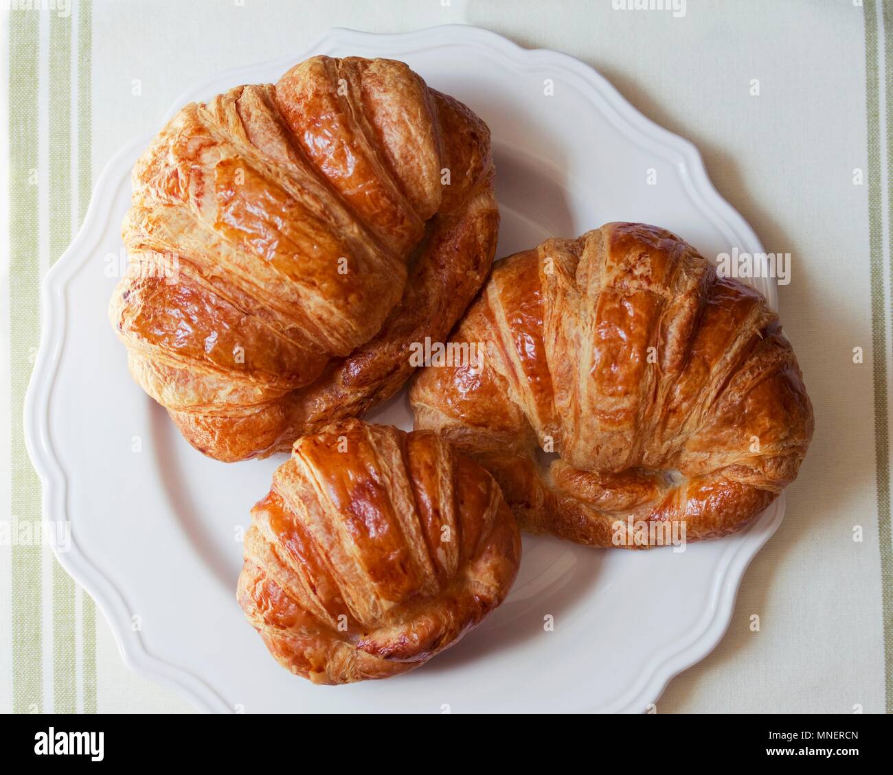 Drei Croissants auf einer Platte (von oben gesehen) Stockfoto