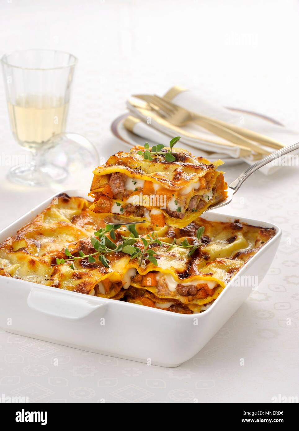 Lasagne con carne e zucca (italienische Pasta bake mit Hackfleisch und Kürbis) Stockfoto