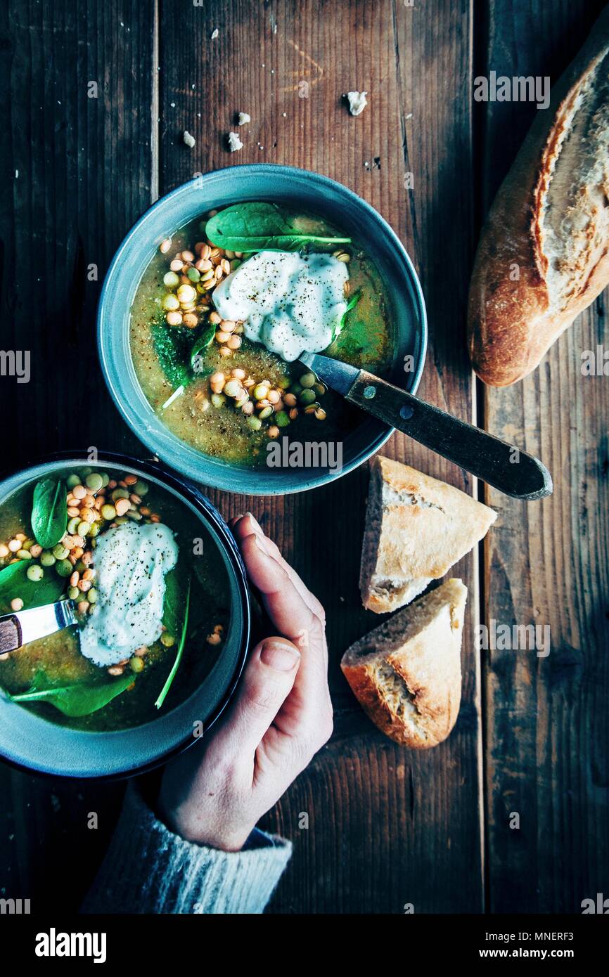 Lentill Suppe, grüne und rote Lentills, griechischem Joghurt, Spinat, Brot Stockfoto