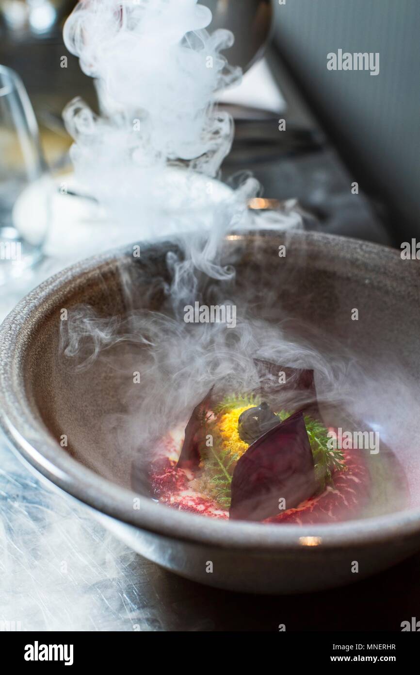 Rote Bete auf Quark Püree gemacht werden (Radek Kasparek, Restaurant Feld, Prag) Stockfoto