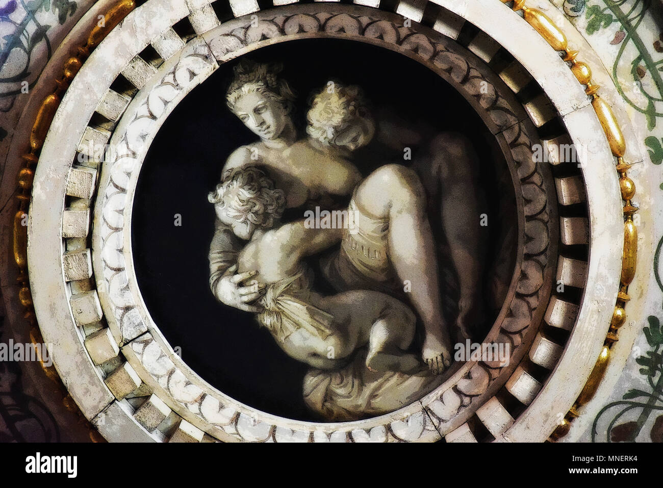 Detail der dekorativen Arbeiten und eine allegorische Gemälde in grisaille (in PS gerendert), San Sebastiano Kirchenschiff Dekoration, von Paolo Veronese, Venedig, Italien Stockfoto