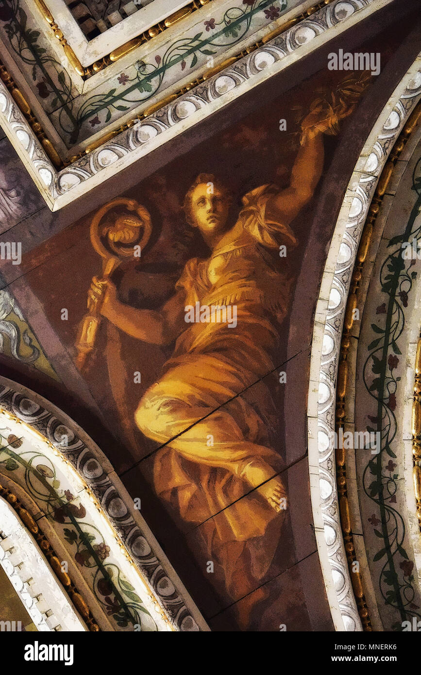 Detail der dekorativen Arbeiten und eine allegorische Malerei (geflügelte Sieg mit Laub) in grisaille (in PS gerendert), San Sebastiano, Venedig, Italien Stockfoto