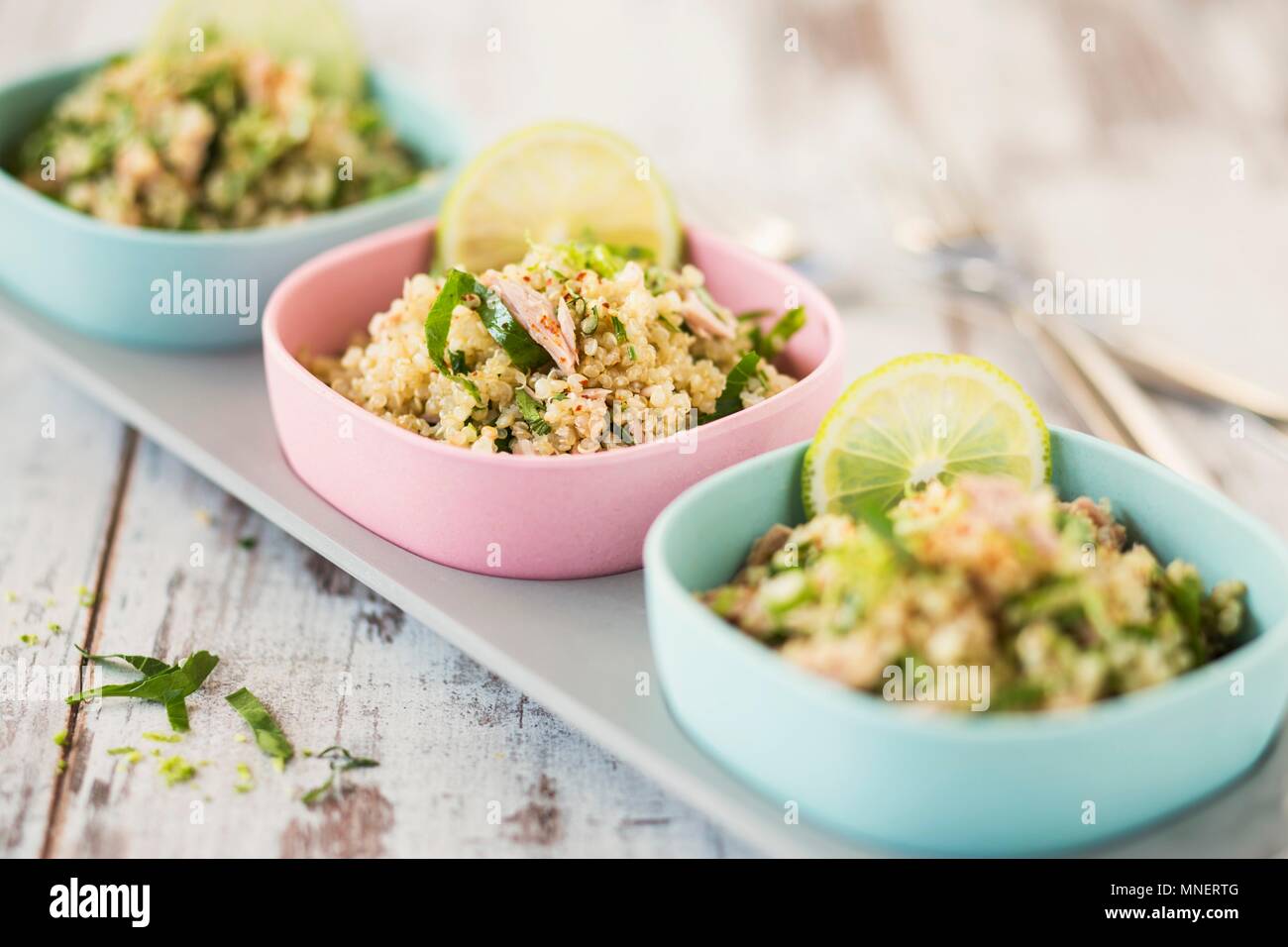 Quinoa tabbouleh mit Thunfisch Stockfoto