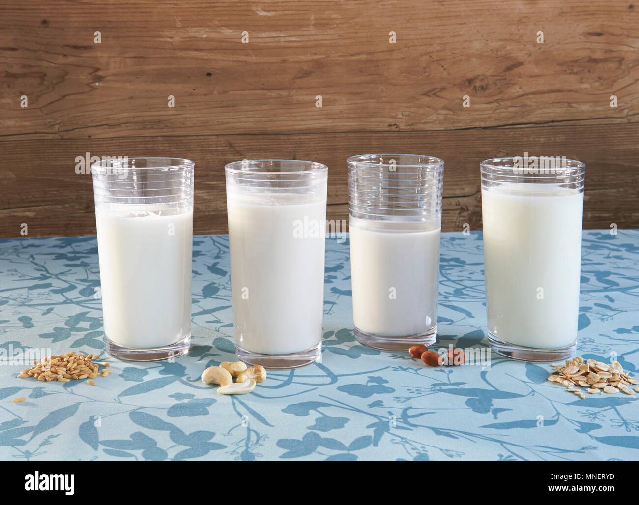 Verschiedene Arten von vegane Milch mit Zutaten Stockfoto