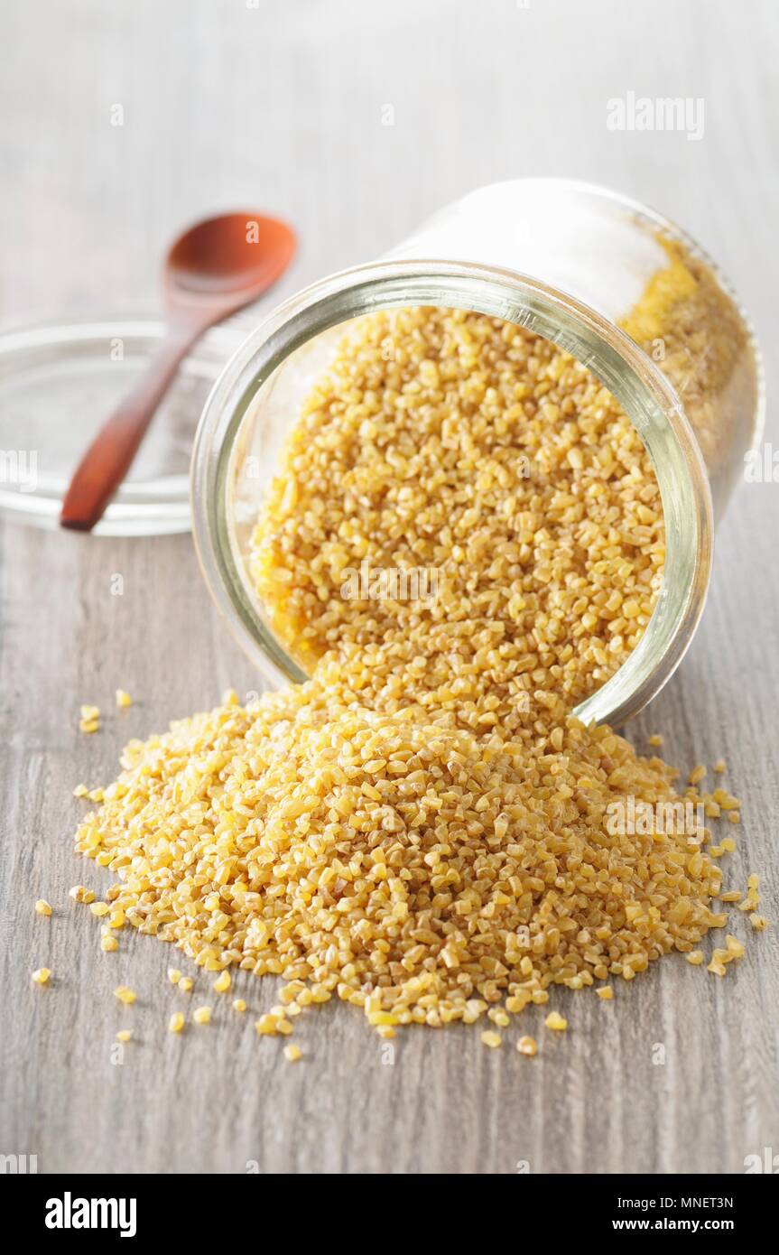 Bulgur weizen in einem Glas Stockfoto