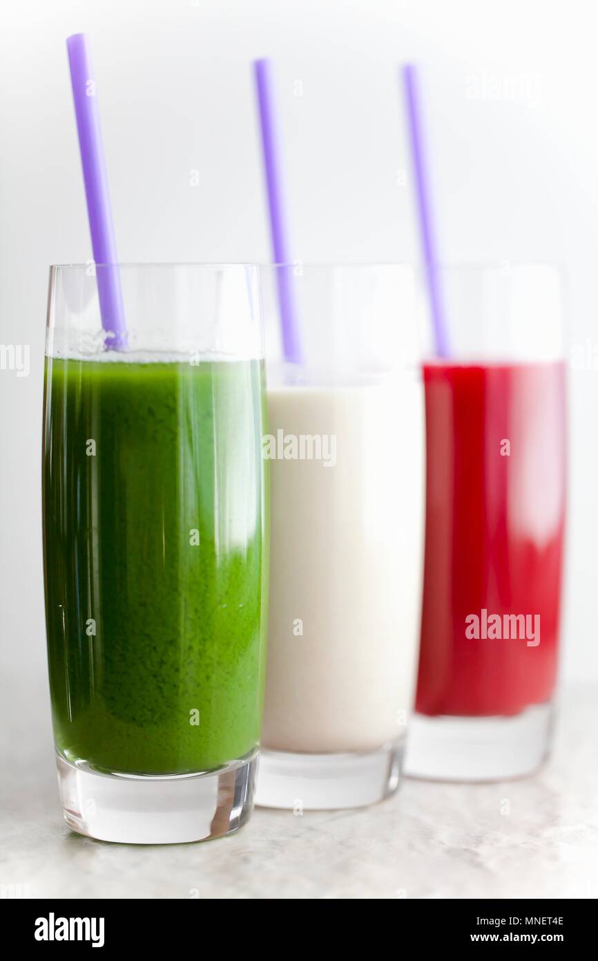 Drei verschiedene Smoothies in Gläsern mit Strohhalm Stockfoto