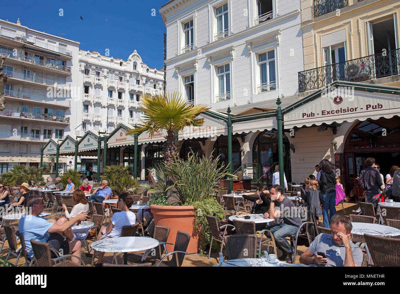 Street Cafe in Mandelieu-la-Napoule, Cote d'Azur, Départements Var, Provence-Alpes-Côte d'Azur, Südfrankreich, Frankreich, Europa Stockfoto