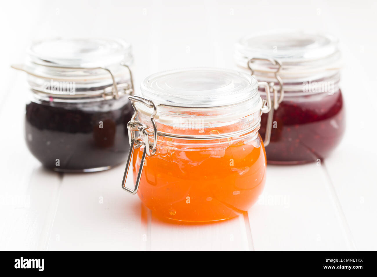 Lecker fruchtige Marmelade im Glas auf weißer Tisch. Stockfoto