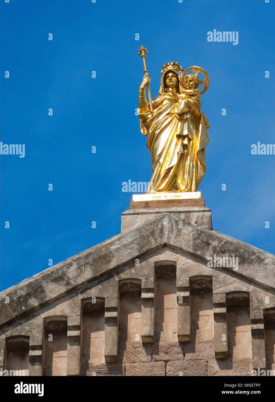 Vergoldete Maria mit Jesuskind auf der Basilika Notre Dame de la Victoire, Saint-Raphaël, Cote d'Azur, Départements Var, Provence-Alpes-Côte d'Azur, Su Stockfoto