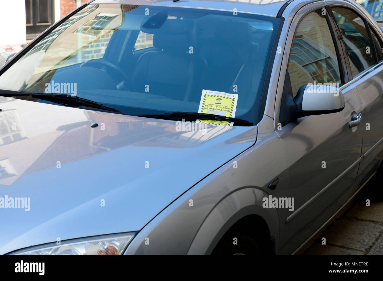Parkplatz Geldbuße Hinweis unter dem Auto Scheibenwischer Stockfoto