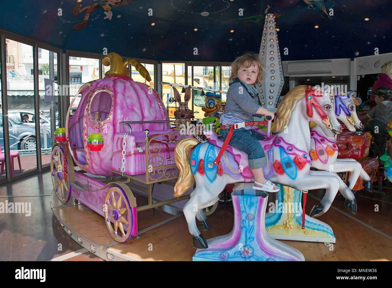 Kleines Mädchen auf einem Merry-go-round, Bandol, Côte d'Azur, Départements Var, Provence-Alpes-Côte d'Azur, Südfrankreich, Frankreich, Europa Stockfoto