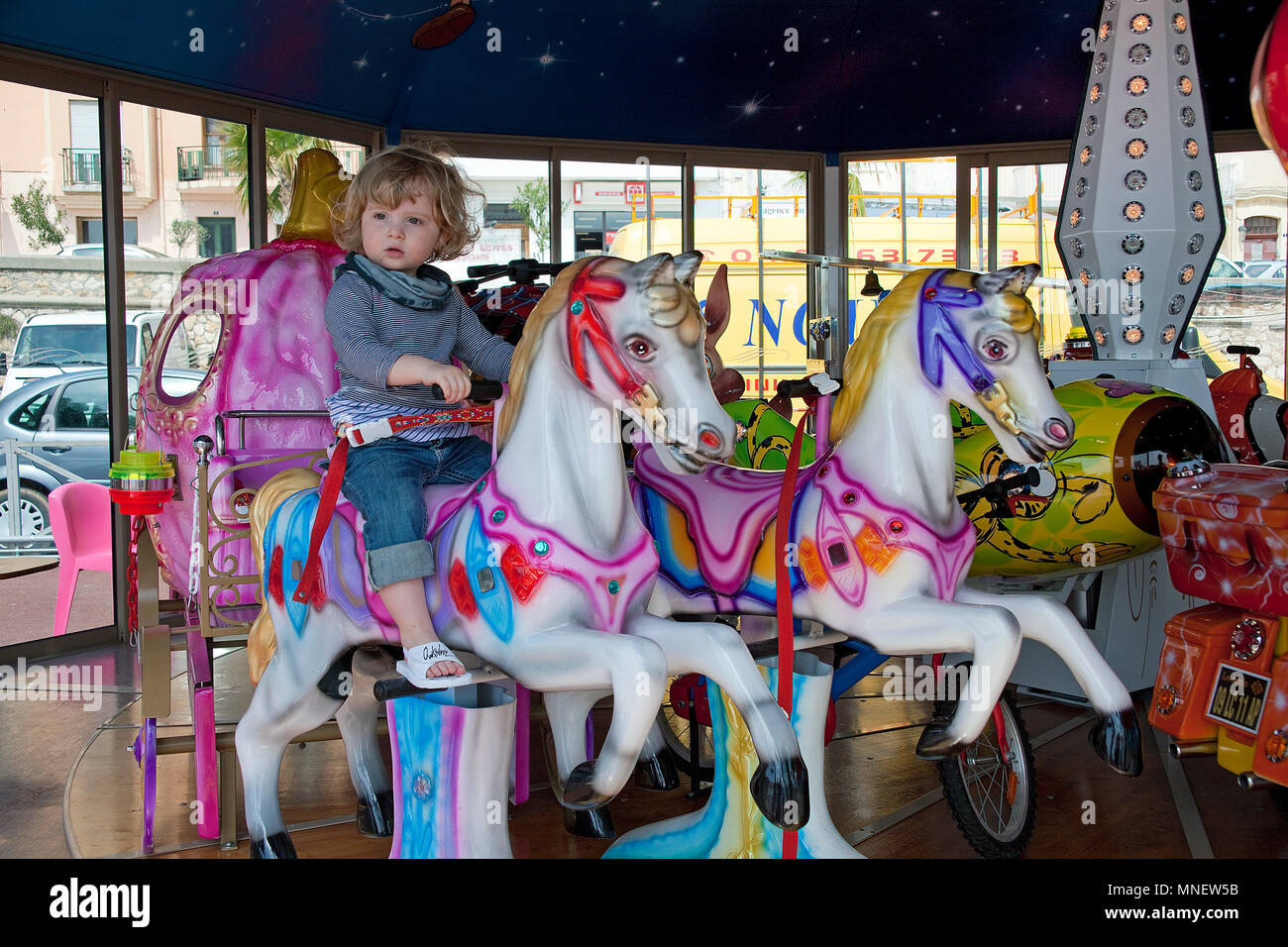 Kleines Mädchen auf einem Merry-go-round, Bandol, Côte d'Azur, Départements Var, Provence-Alpes-Côte d'Azur, Südfrankreich, Frankreich, Europa Stockfoto