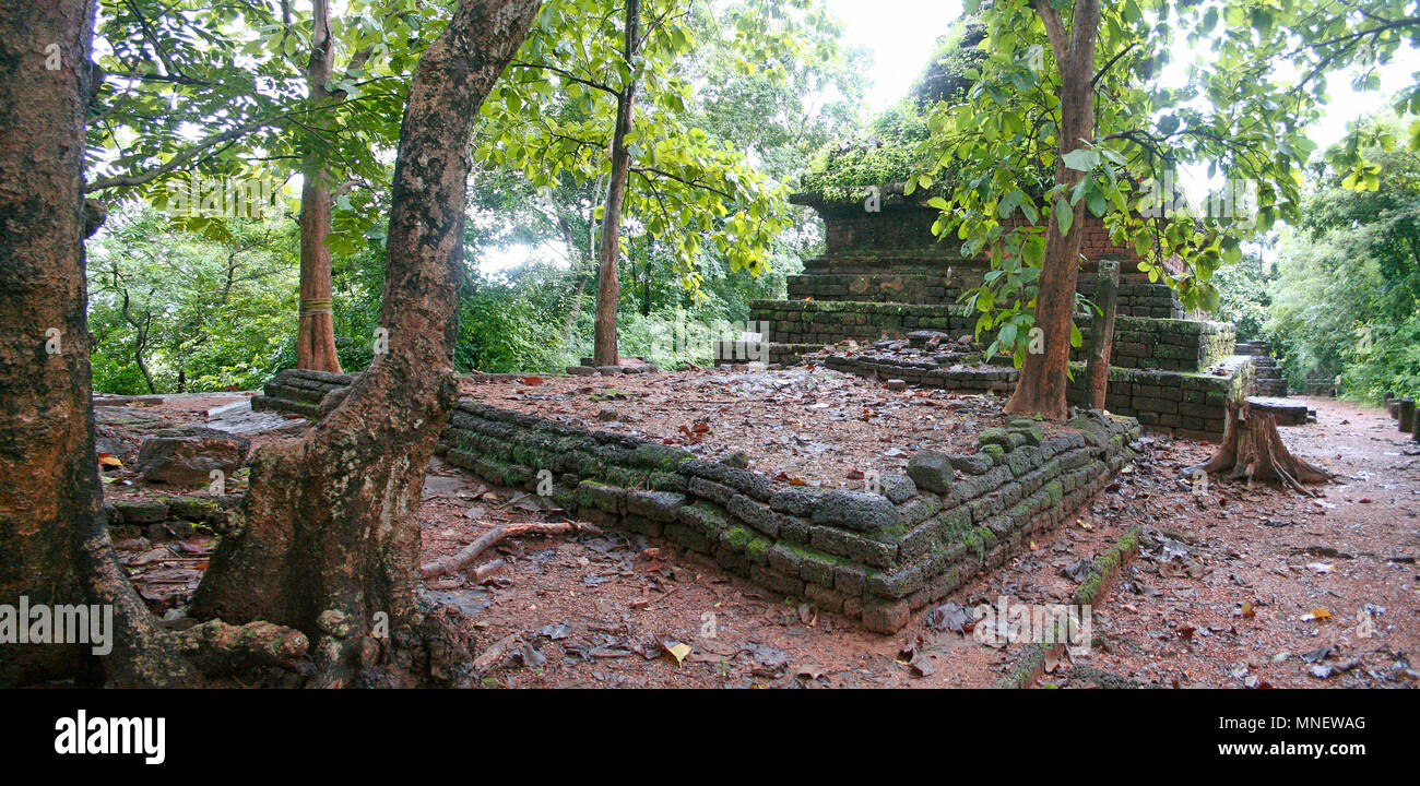 Verborgene antike Ruinen, in einem Waldgebiet, Thailand Stockfoto