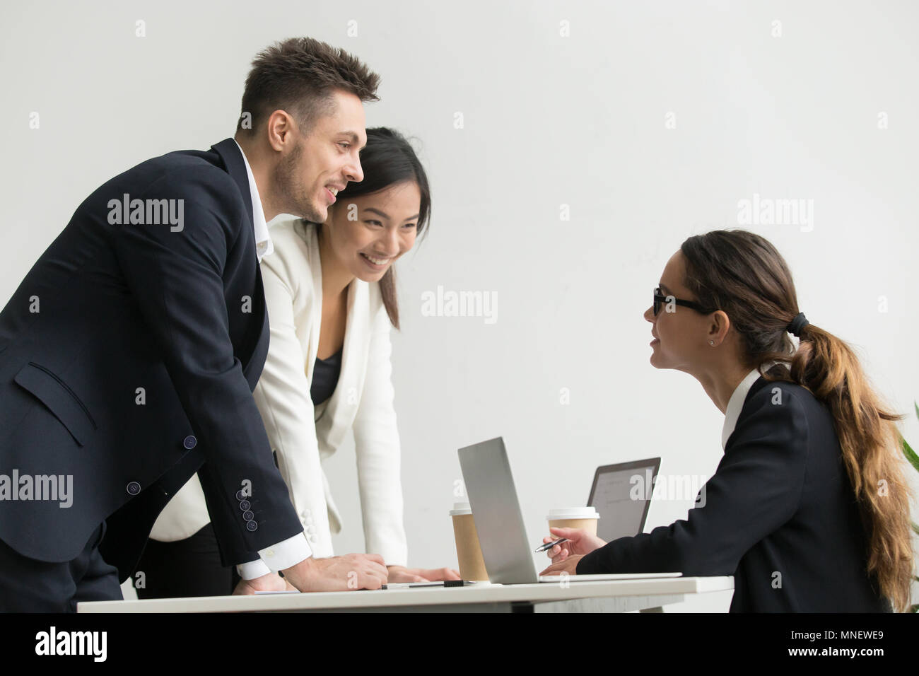 Zuversichtlich, dass weibliche Boss reden zu Untergebenen Stockfoto