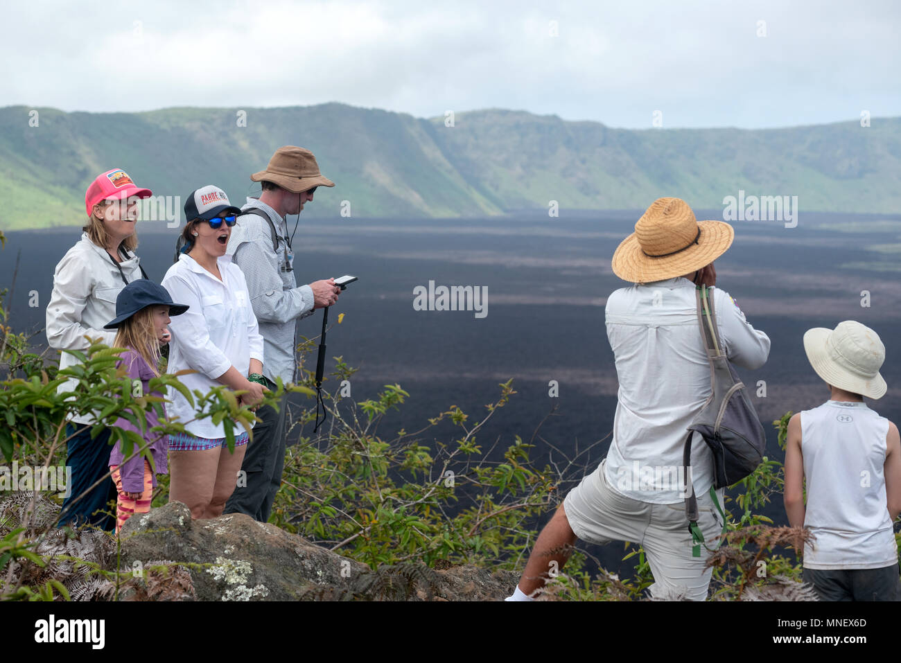 Guide kreischen ein Echo auf den Rand des Sierra Negra Vulkans auf der Insel Isabela, Galapagos, Ecuador erstellen. Stockfoto