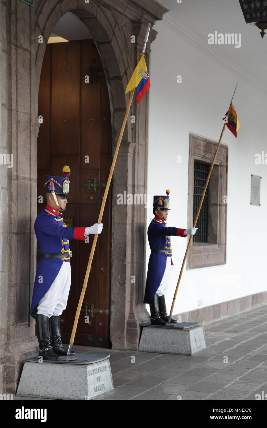 Palastwachen auf Watch am Carondelet Presidential Palace an der Plaza Grande in Quito, Ecuador Stockfoto