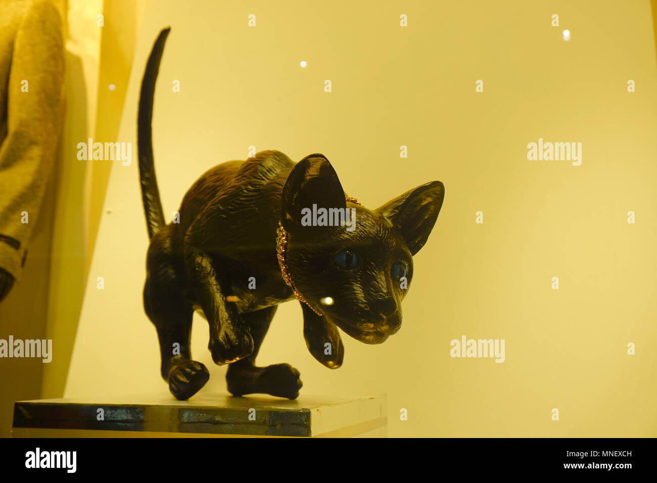 Skulptur einer Katze in einem Schaufenster in Brent Cross Einkaufszentrum, Cricklewood, London, England, Großbritannien Stockfoto