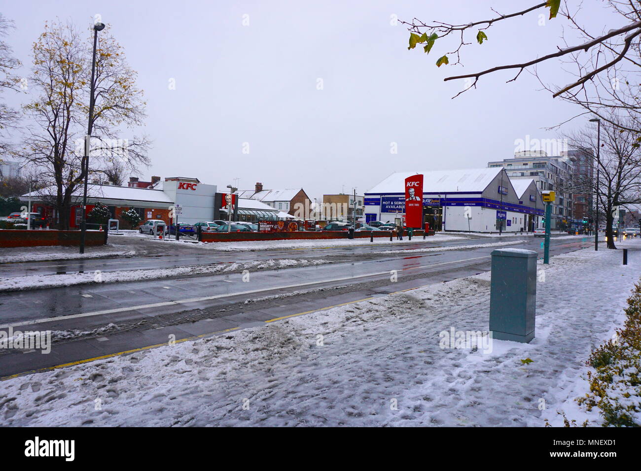 Ein Schnee Colindale High Road, Colindale, London, Großbritannien Stockfoto