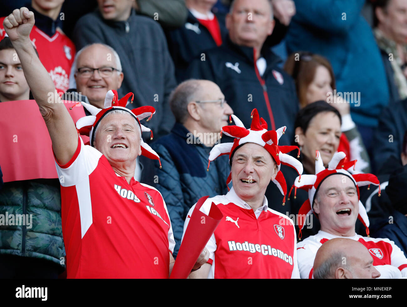 Rotherham United Fans auf der Tribüne zeigen ihre Unterstützung während der Sky Bet Liga eine Entscheidungsspiel am AESSEAL New York Stadium, Rotherham. Stockfoto