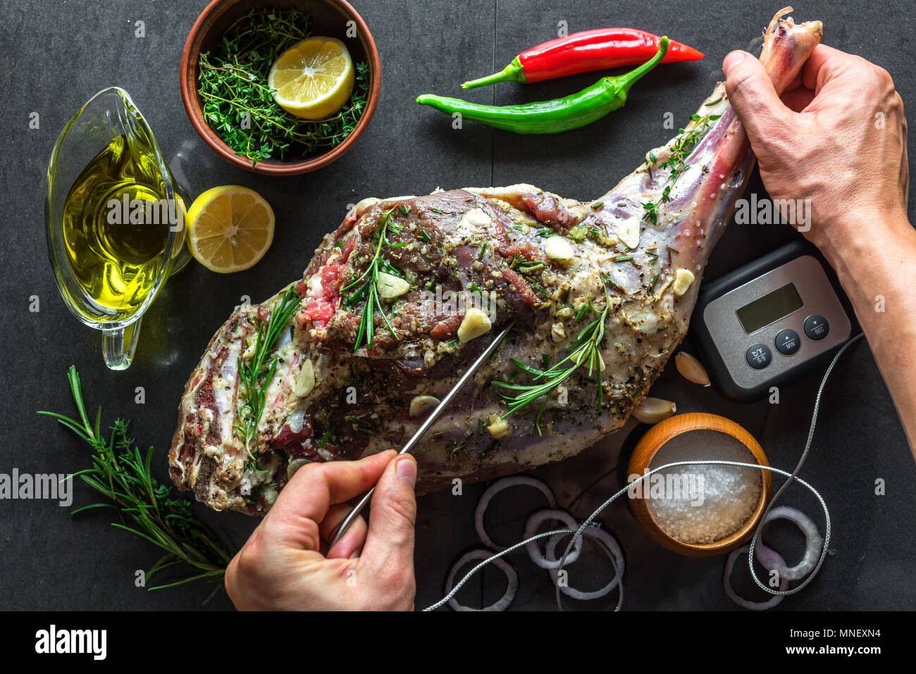 Raw Lamm Bein, mit Kräutern mariniert Stockfoto