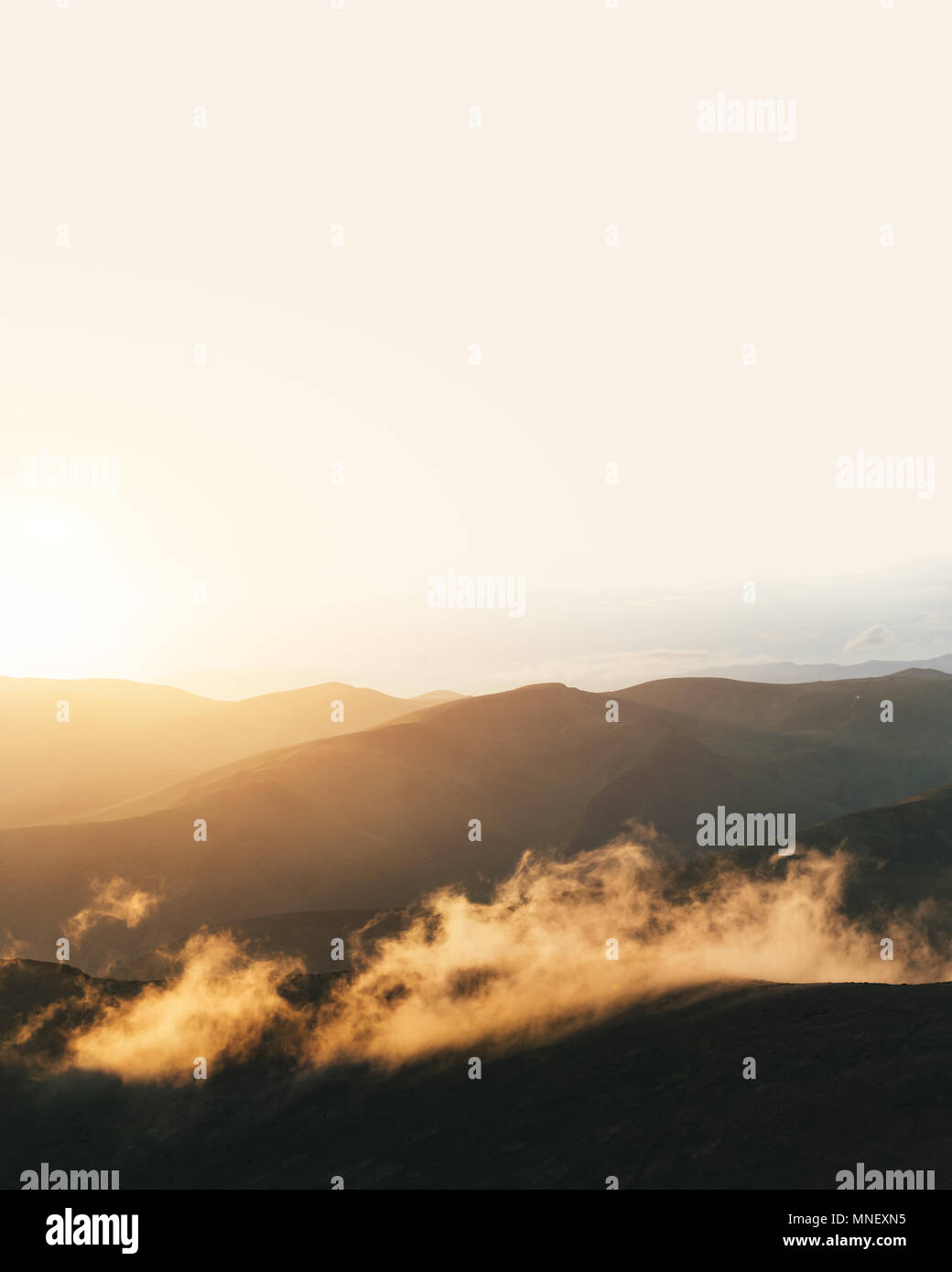 Malerische Sommer Landschaft mit bunten Sunrise Stockfoto