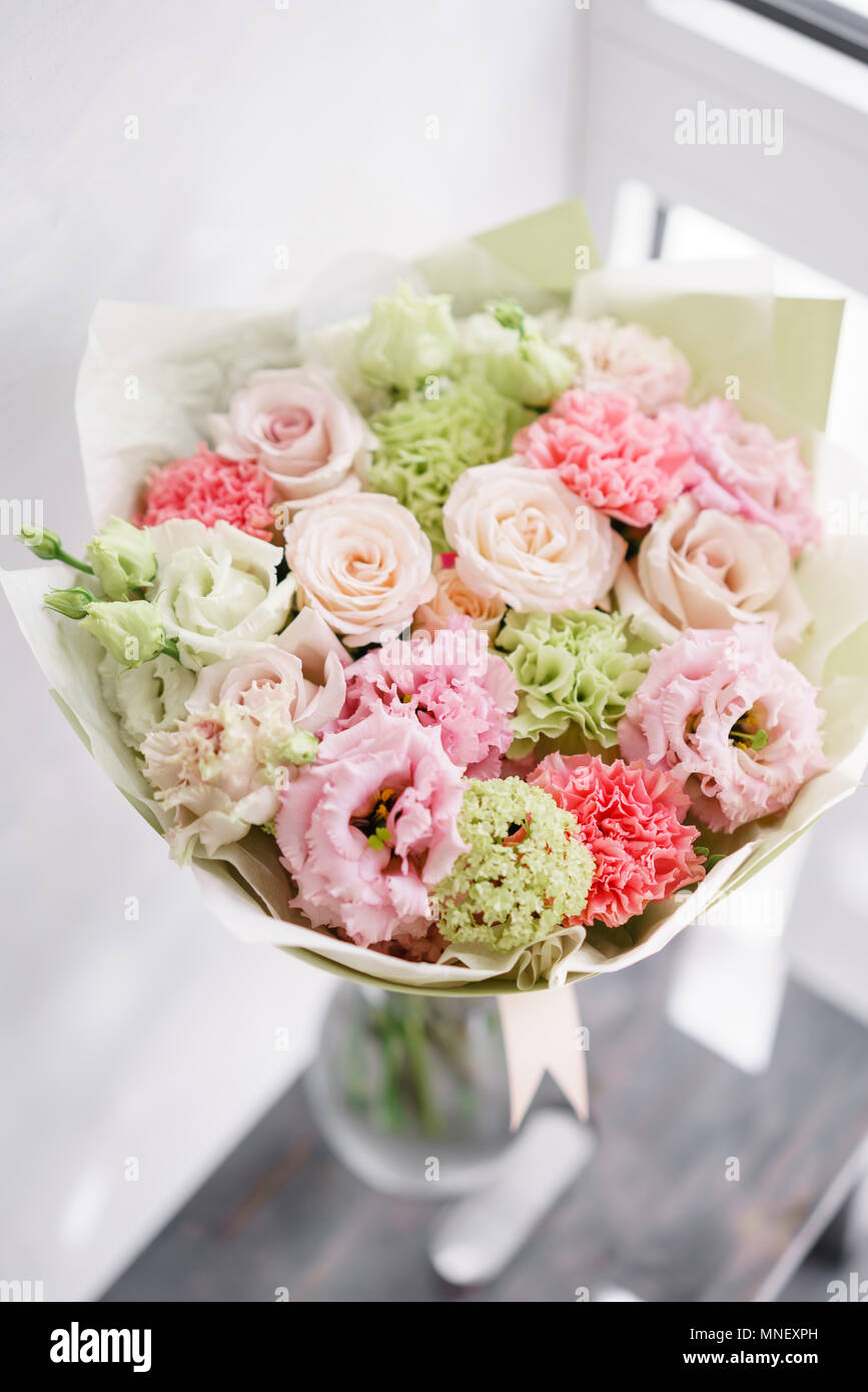 Blumenschmuck. multicolor Bouquet von schönen Blumen auf hölzernen Tisch. Floristik Konzept. Frühling Farben. Vertikale Foto Stockfoto
