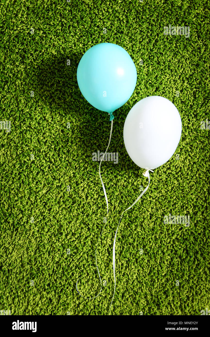 Blauen und weißen Luftballons Stockfoto