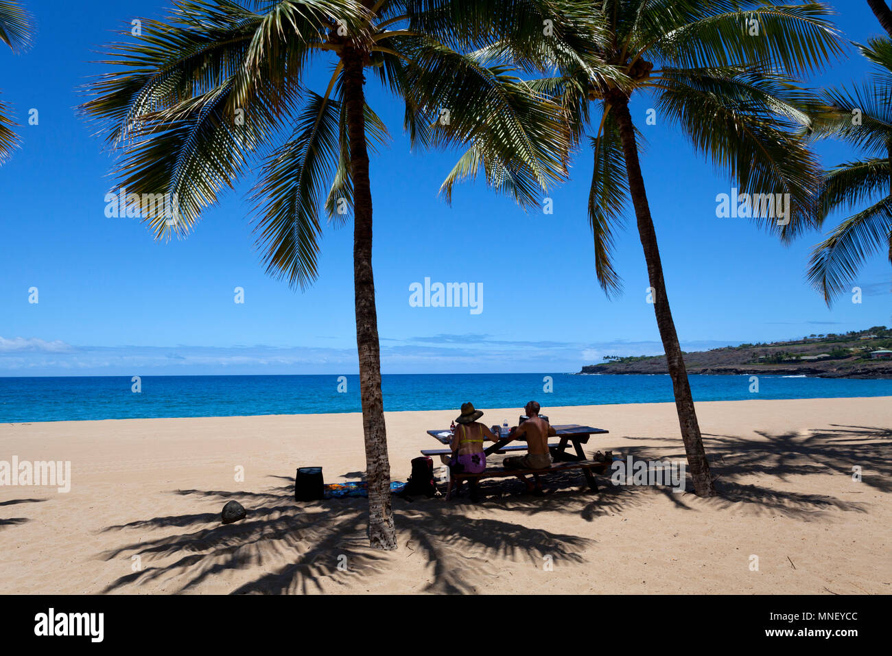 Klare, ruhige Tag an Hulopoe Beach, Lanai, Hawaii. Stockfoto