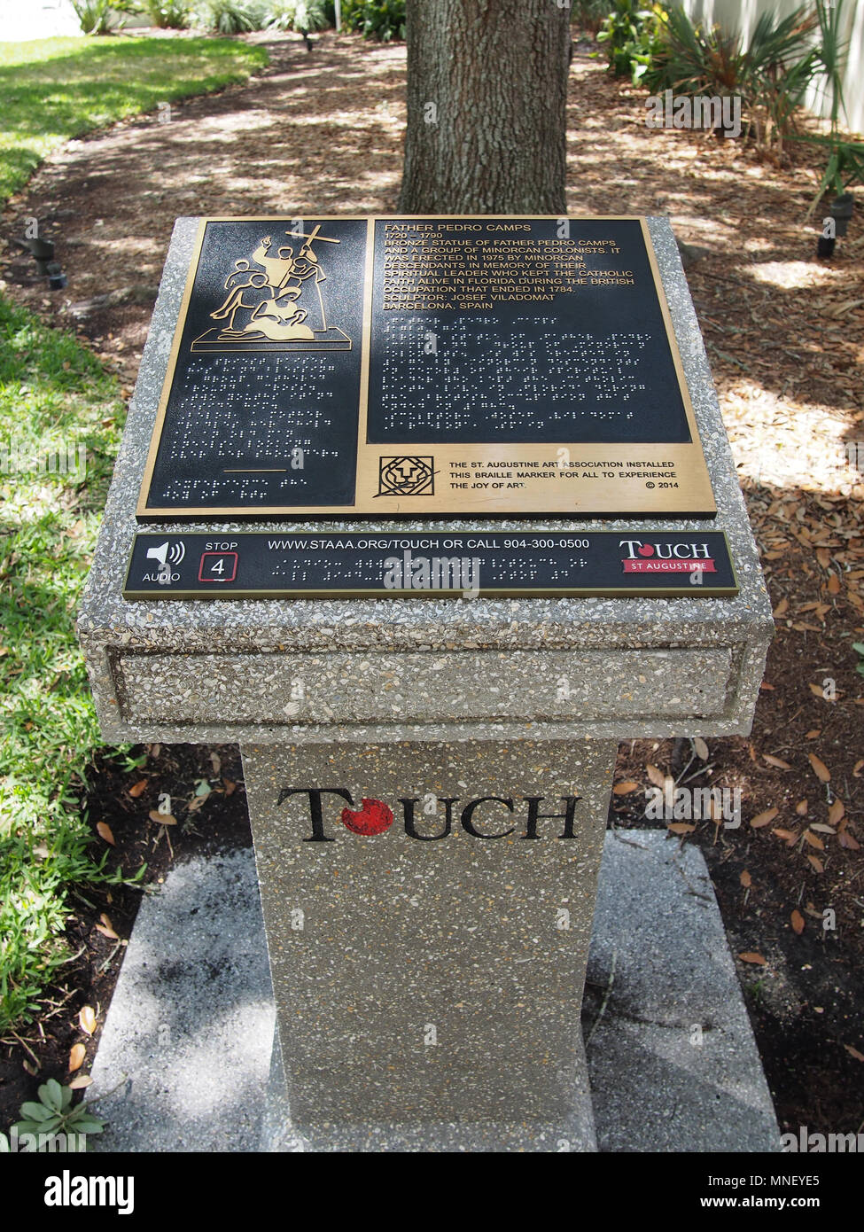 Tippen Sie auf Braille Marker für Pater Pedro Camps Bronze in St. Augustine, Floriday, USA, 2018 © katharine Andriotis Stockfoto