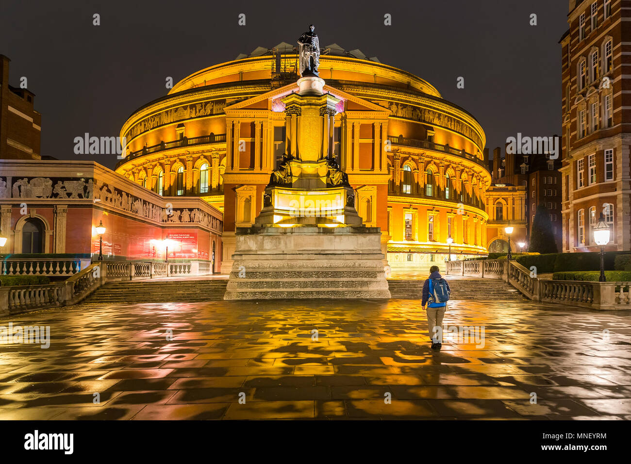 Person zu Fuß in Richtung Royal Albert Hall bei Nacht, London, Vereinigtes Königreich Stockfoto