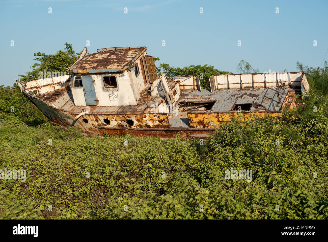 Boot in Puerto Villamil, Isabela Island, Galapagos, Ecuador aufgegeben. Stockfoto