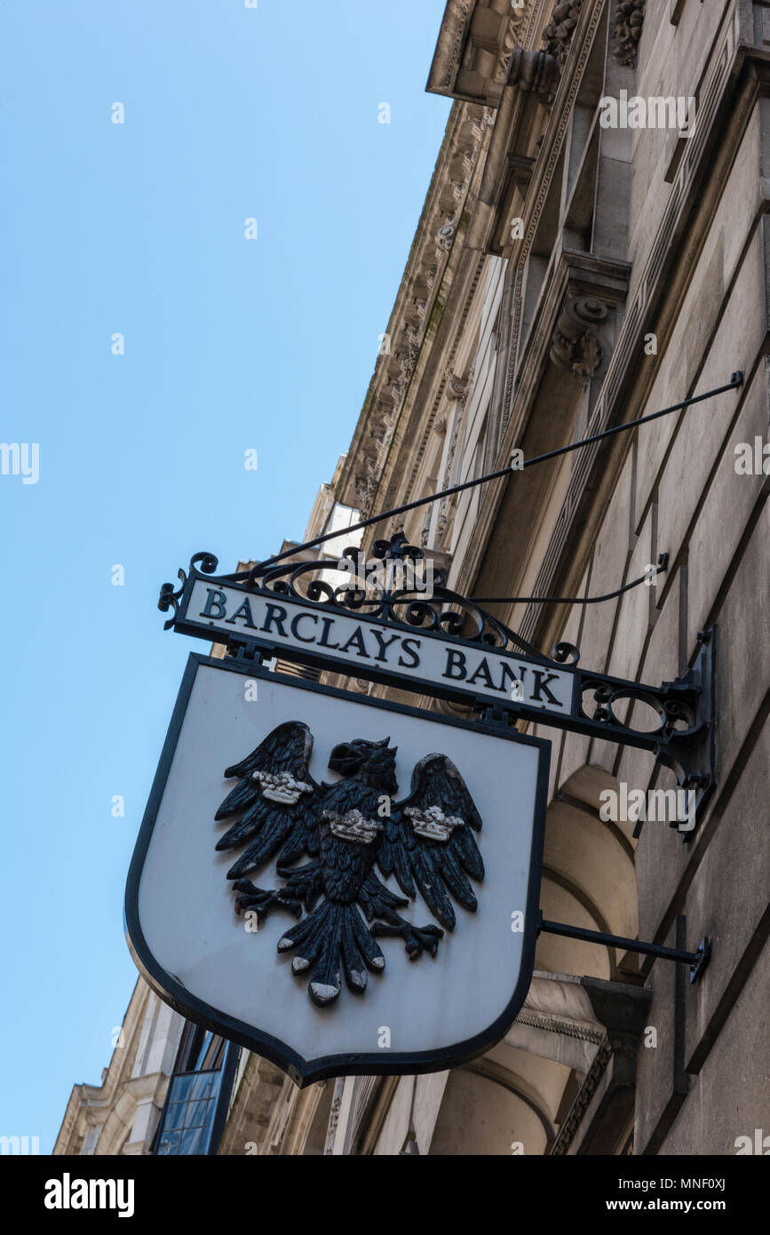 Eine altmodische traditionelle schwarze und weiße Barclays Bank unterzeichnen auf einem Gebäude in der Stadt London Financial District. Barclays Bank unterzeichnen Identität. Stockfoto